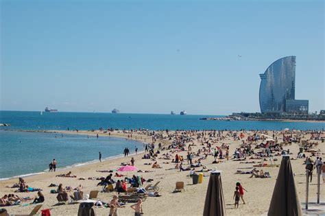 Auch am strand sollte man, wie überall in barcelona, immer auf der hut sein und seine sachen nicht aus den augen lassen. Barcelona|The Ups and Downs | ShBarcelona