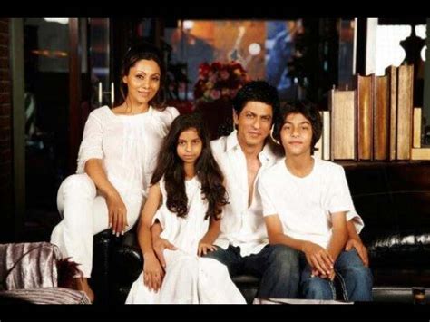 This pic of shah rukh khan and his family. Shahrukh Khan and Gauri expecting their third child? ~ Fun ...