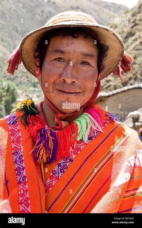 Un Hombre Peruano Vestidos Para El Mercado Dominical En El Valle De Patacancha Perú Fotografía