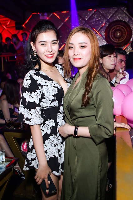 Hot girl Trang Nemo gợi cảm với jumpsuit trắng Chảnh độ