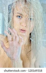 Стоковая фотография Beautiful Blonde Naked Woman Shower