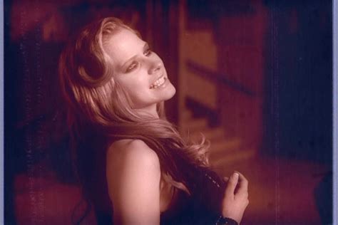 Avril Lavigne Nobody S Home Music Video Screencaps Hq Music Image Fanpop