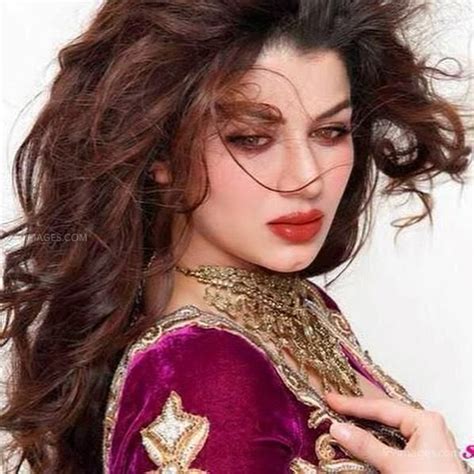 Kainaat Arora Hot Hd Photos Wallpapers For Mobile P