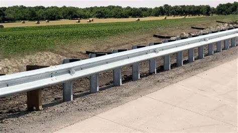 Galvanised Thrie Beam Highway Crash Barrier For Road Safety At Rs 3300