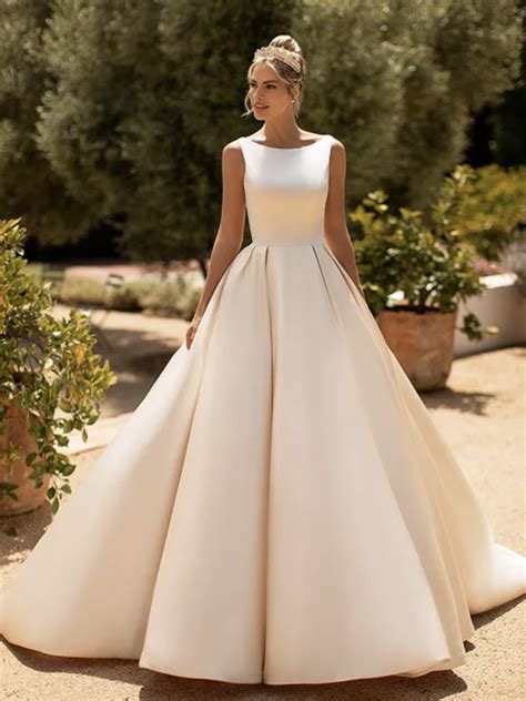 20 Classic Wedding Dresses For Brides With Timeless Style