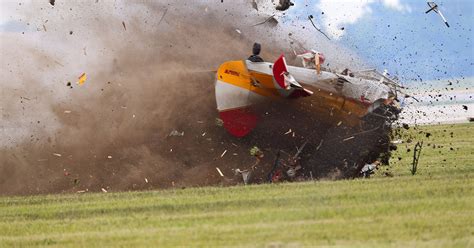 Ohio air show resumes after stuntwoman, pilot die