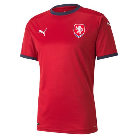 Das neue dänemark trikot für die em in frankreich, das vom einzigartigen dänemark 1986 trikot inspiriert wurde, zeichnet sich durch ein geteiltes design auf der vorderseite aus. Tschechien EM Trikot 2020-21