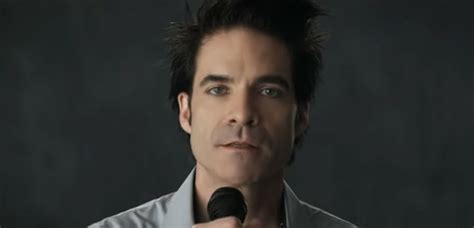 D is it that look in your eyes, em or is it this dancing juice? 20 Lirik Lagu Yang Sering Kita Keliru Maknanya - Dafunda.com