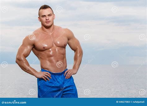 sexy bodybuilder auf dem strand stockbild bild von übung vollkommen 44627083