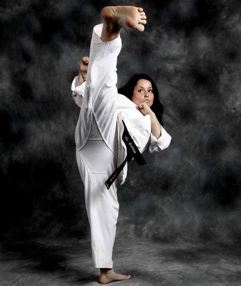 Pin By Matheus Signori On Artes Marciais Com Mulheres Female Martial Artists Women Karate