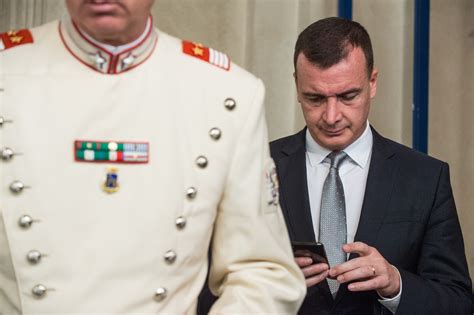 Il popolare giornalista racconta la sua esperienza ed esprime un giudizio sull'azione di casalino come portavoce del presidente del consiglio che sembra, addirittura, essere conte. Rocco Casalino, il retroscena su quanto accaduto dopo il ...
