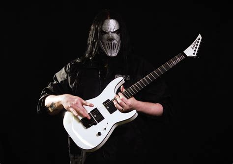 Watch As Mick Thomson Runs Through The Features On His New Signature