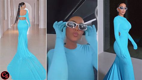 kim kardashian sizzles in skintight neon blue dress at oscars 2022 afterparty youtube