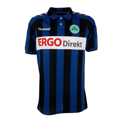 Das hummel greuther fürth trikot 2019/2020 weist die traditionellen grünen und weißen querstreifen des klubs auf, während dezente weiße nadelstreifen innerhalb der drei grünen querstreifen. Hummel Greuther Fürth Trikot 3rd 2016/2017 F7045 blau