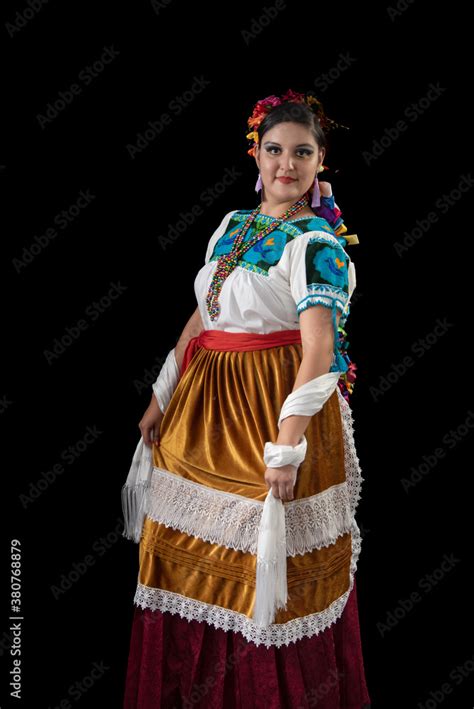 Mujer Latina Bailarina Con Traje Tradicional Del Estado De Michoacán