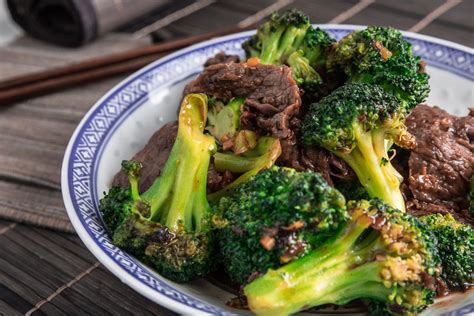 Deliciously tender beef and crunchy broccoli soaked in bold garlicky ginger sauce. Easy Beef and Broccoli Stir Fry Recipe 西蘭花炒牛肉 - NomRecipes.com