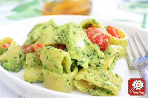 Con questa crema dal gusto unico potrete realizzare ripieni sfiziosi come il rotolo di frittata farcito , ma non solo. Ricetta Pasta fredda al pesto di rucola e pomodorini ...