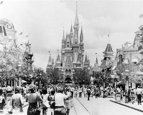 17 Photos Show How Disney Worlds Cinderella Castle Has Changed