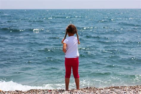 Bambina Che Gioca Sulla Spiaggia Fotografia Stock Immagine Di Divertimento Felice