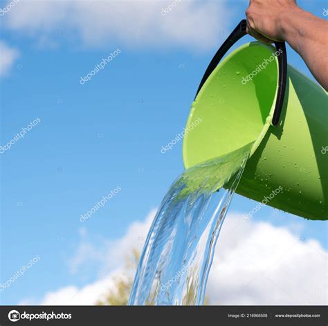 Images Pouring Bucket Of Water Pouring Water Bucket Blue Sky — Stock