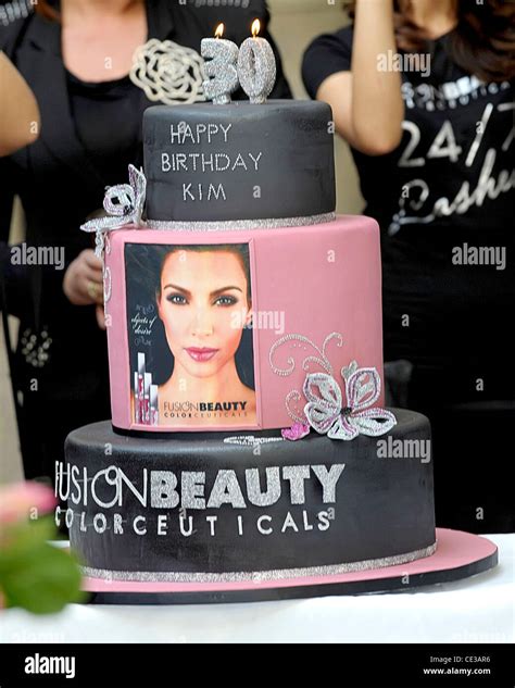 Kim Kardashian 30 torta de cumpleaños que fue presentado durante su