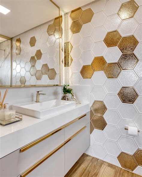Banheiro Branco E Dourado Com Madeira E Revestimento Hexagonal E