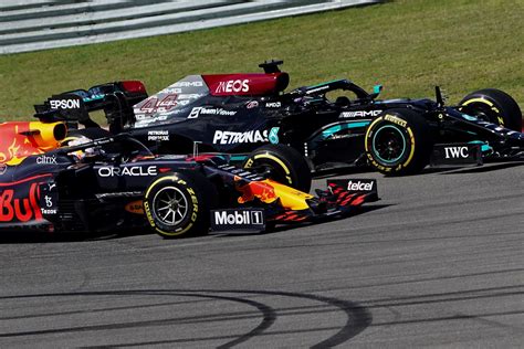 Feroz Cruce Entre Los Jefes De Mercedes Y Red Bull En El Medio De La Batalla De Verstappen