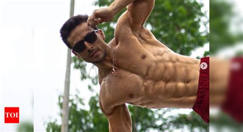 Tiger Shroff Shows Off His Washboard Abs In His Latest Post Ranveer