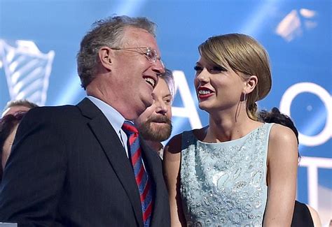 Taylor Swifts Father Deletes His Facebook Account After Fans Claim He