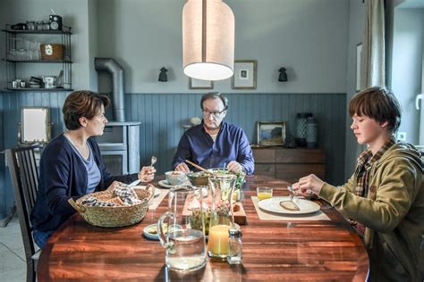 Durch seine rollen in den kinofilmen marlene, vincent will meer, der baader meinhof komplex und das leben ist zu lang ist er einem großen publikum bekannt. Die verschwundene Familie - Network Movie