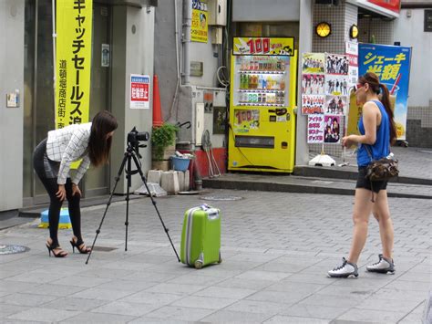 Sequin Girl And Tank Top Girl In Dotonbori Osaka 撮りあいっこ