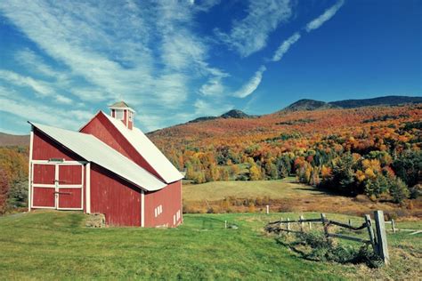 Premium Photo A Farm House And Autumn Foliage In New England