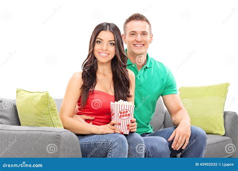 Junge Paare Die Auf Couch Mit Kasten Popcorn Sitzen Stockfoto Bild Von Kerl Paare 45902032