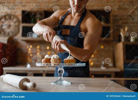 un homme nu dans la cuisine du tablier dessert dans la cuisine photo stock image du passionné