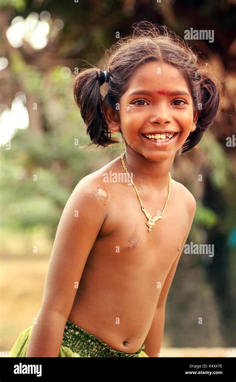 niña rural indio feliz no identificados frente a su casa en la aldea fotografía de stock alamy