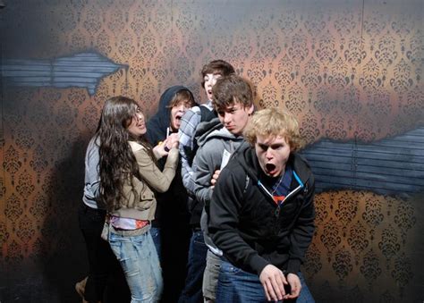 Scared Bros At A Haunted House SO MANY Funny Pictures Look At The Website Babe Quotes Funny