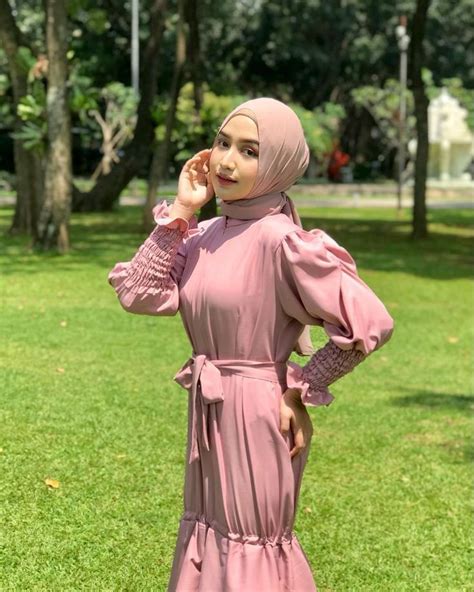 Ukhti Nonjol Crottt Kamu Mau On We Heart It In 2022 Beautiful Hijab Fashion Model Photography