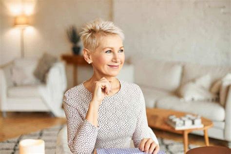 capelli corti per donne over 50 ecco i tagli consigliati