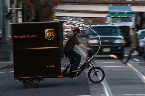 Ups Ensaya Los Mini Hubs Urbanos En Par S Manutenci N Y Almacenaje