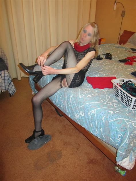 Skinny Slut Wears Crotchless Pantyhose Seethru Top And Heel 45 Bilder