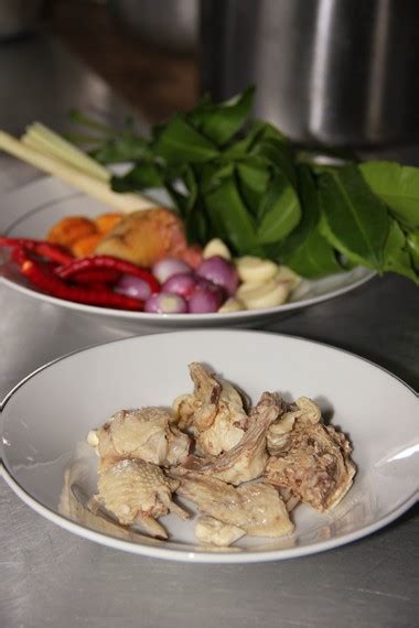 Lempah kuning adalah masakan dari bahan utama ikan kerapu dengan kandungan omega 3 yang baik dikonsumsi untuk membantu perkembangan otak serta kecerdasan bagi anak. Situs Budaya Indonesia | Pariwisata, Seni, Tradisi & Kuliner