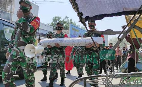 Jul 22, 2021 · lokasi pabrik masker di jombang : Bawa Pocong, Anggota TNI di Jombang Ingatkan Bahaya Covid ...