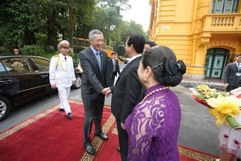 Vietnamese Prime Minister Nguyen Tan Dung Shaking Hands With