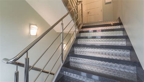 Eine treppe aus stahl sorgt für eine aussergewöhnliche optik im innenraum, denn die massiven stahlstufen fallen dem betrachter sofort ins auge. Stahltreppen - Treppen aus Polen - Mores-Treppen.de