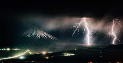 Powerful thunderstorm over Mount Ararat - Public Radio of Armenia