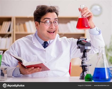 Mad Crazy Scientist Doctor Doing Experiments In A Laboratory — Stock