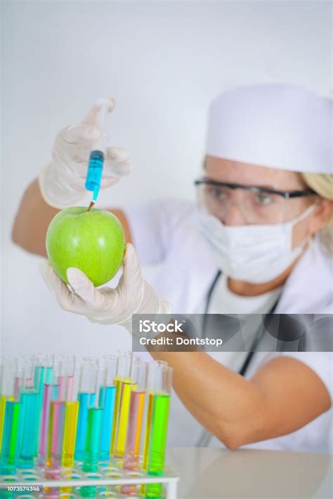 Científico De La Inyección De Líquido De La Jeringa En Verde Manzana
