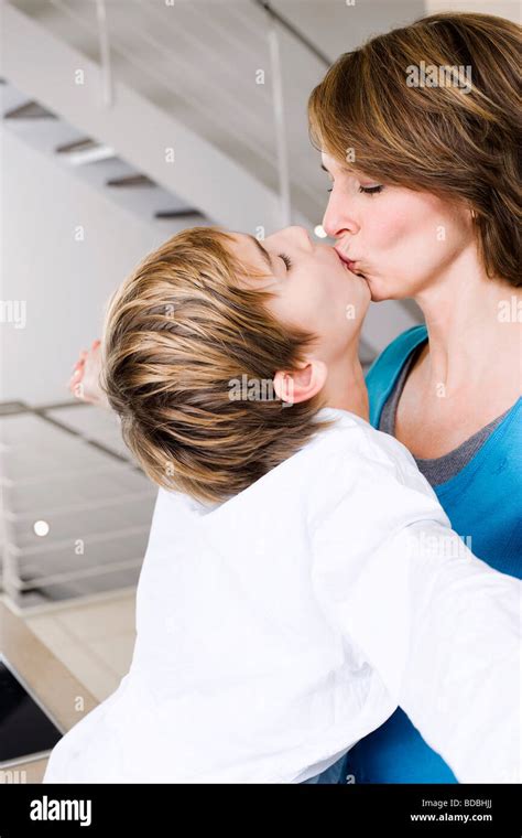 Madre E Hijo Besos Fotografía De Stock Alamy