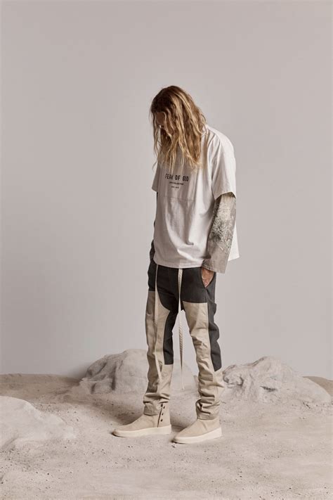 With a timeless appeal, fear of god's pieces utilise subtle tones and allow the construction to take the focus. FEAR OF GOD 第六季 Lookbook 释出 - NOWRE现客