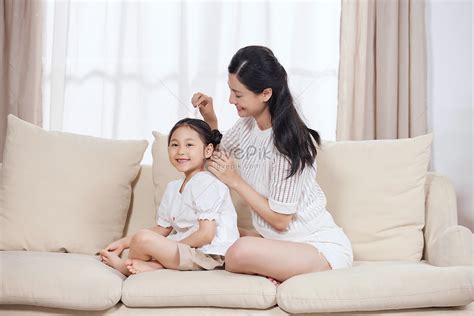 mom gives her daughter at home picture and hd photos free download on lovepik